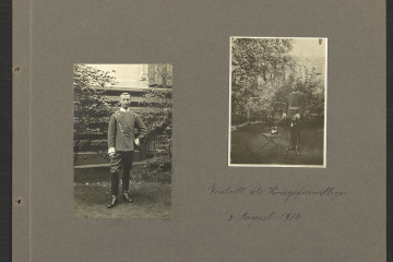Zwei Standportäts von Theodor Albrecht in Uniform, in einem Garten stehend.