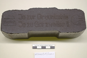 Braunkohlenbrikett mit Prägung