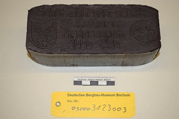 Braunkohlenbrikett mit Prägung