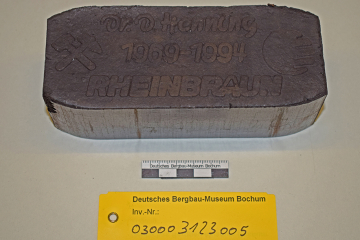 Braunkohlenbrikett mit Prägung