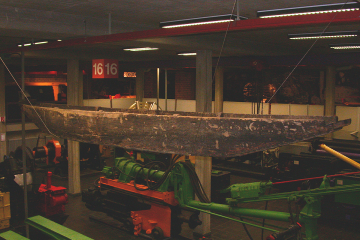 Kahn aus Holz und moderne Bergbautechnik in der früheren Dauerausstellung des Deutschen Bergbau-Museums Bochum  