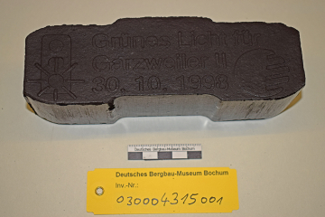 Braunkohlenbrikett mit Prägung 