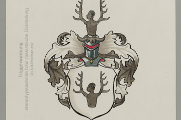 Triggerwarnung: Abbildung mit einer stereotypisierenden und rassistischen Darstellung, die auf Betroffene von rassistischer Gewalt verletzend wirken kann. Grafikvorderseite mit stilisiertem Wappen der Familie „von Waldheim“ in zentrierter Position und den Farben Weiß, Braun, Hellgrau, Dunkelgrau, Rot und Gelb. Als Wappenfigur und Helmzier zeigt es den Rumpf einer Person of Color mit Hirschgeweihen anstelle von Armen. Helm und Wappen werden von floralen Helmdecken umgeben. Darunter der Schriftzug v. Waldheim