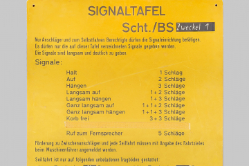 Bild einer gelben Tafel mit Sicherheitshinweisen.  