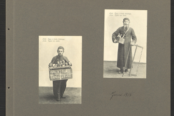 Zwei Postkarten mit Fotografien von zwei Männern. Einer trägt einen Bauchladen mit Streichhölzern, Schuhcreme und anderen Waren. Der andere trägt eine Werkzeugkiste mit Holzhobel und eine Gestellsäge mit sich.