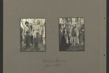 Zwei Fotografien von russischen Kriegsgefangenen in Uniformen und traditionellen Fellmützen.