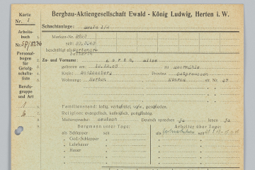 Karteikarte mit Vordruck und maschinen- und handschriftlichen Eintragung zu einer Arbeiterin