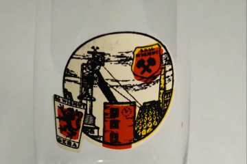 Bierglas mit Aufdruck einer Industriedarstellung zweier Wappen Schriftzug 