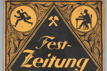 Deckblatt einer humoristischen Festzeitung einer Abschlussklasse von Vermessungssteigern. In den vier Ecken sind jeweils ein Medaillon mit Darstellung aus dem Schulalltag gezeichnet. In der Mitte in einer Raute zwischen dem Symbol Schlägel und Eisen und einer Grubenlampe ist der Titel zu lesen.