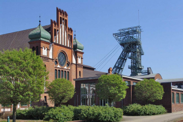 Blick auf die Übertageanlage der Zeche Zollern in Dortmund mit Betriebsgebäuden und Förderturm