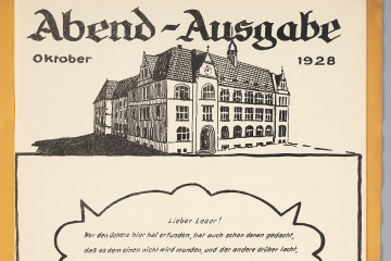 Innentitel einer humoristischen Festzeitung einer Abschlussklasse von Vermessungssteigern. Unter dem Titel „Abendausgabe Oktober 1928“ ist das Gebäude der Bergschule Bochum gezeichnet. Darunter eine humoristische Adresse an die Leser und weiterer Text. 