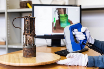 Eine historische Grubenlampe wird mit einem 3D-Scanner erfasst