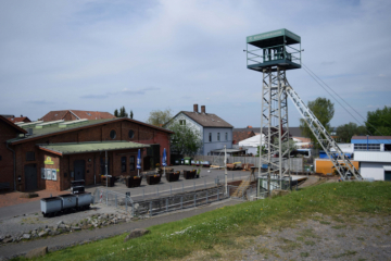 Das Aussengelände des Museums mit Zechensaal und Förderturm
