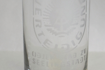 Bierglas mit Gravur eines Wappens und Schriftzug 