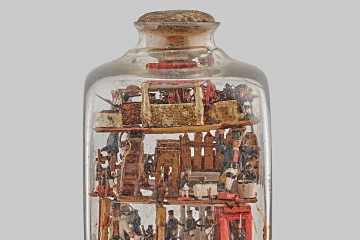 viereckige Glasflasche mit eingebauten Schnitzereien auf vier Ebenen