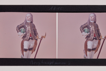 Farbaufnahme der Porzellanfigur eines Berghauptmanns in traditioneller Uniform von J. J. Kaendler