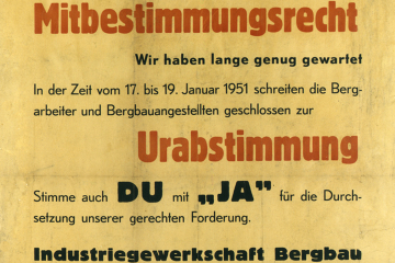 Gelb gehaltenes Plakat mit roter und schwarzer Schrift; groß: Kameraden! Mitbestimmungsrecht Urabstimmung. Kampagne der Industriegewerkschaft Bergbau im Kampf um die Montanmitbestimmung. 