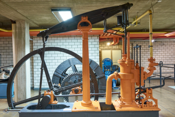 Raum im Deutschen Bergbau-Museum Bochum mit Dampfmaschine