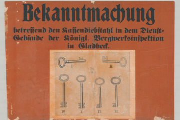 Auf einem Fahndungsplakat sind vor hellem Hintergrund sechs Schlüssel und ein abgebrochener Schlüsselbart dargestellt. 
