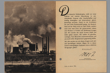 Doppelseitige Abbildung der Broschüre; rechts Einführung von Heinrich Kost, dem Leiter der DKBL, links dramatische Industriekulisse in schwarz-weiß mit Schachtanlage und rauchenden Schloten