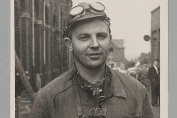 Georg Langer posiert in Ausrüstung für ein Foto