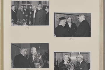 Vier monochrome Fotos auf einer Seite eines Fotoalbums, auf denen anzugtragende Herren mit Theodor Haber sprechen und ihm Blumen und Topfpflanzen übergeben.