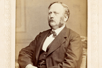 Porträt von Gustav Natorp, im Halbprofil vor grauem Hintergrund, auf einem Stuhl sitzend 