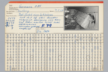 Karteikarte mit handschriftlichen Notizen, einer Fotografie und zahlreichen Lochstanzungen