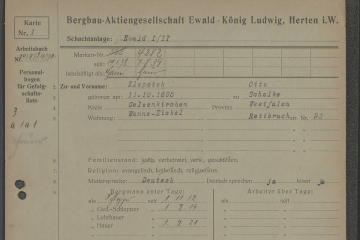 gelbgrundige Personalkarte mit maschinen- und handschriftlichen Eintragungen