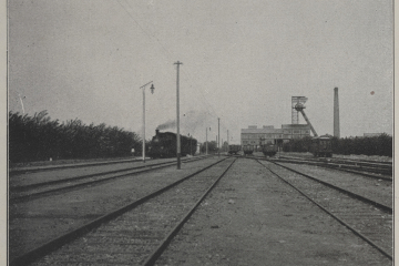 Blick über Bahngleise auf die Tagesanlagen des Bergwerks 