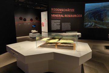 Blockmodell auf einem Tisch in einer Ausstellungshalle über Bodenschätze im DBM.