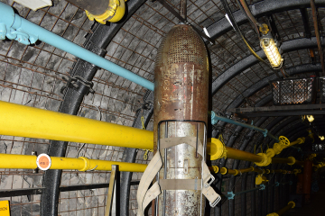 Metallkapsel, so genannte Dahlbuschbombe, senkrecht aufgestellt im Anschauungsbergwerk des Deutschen Bergbau-Museums Bochum