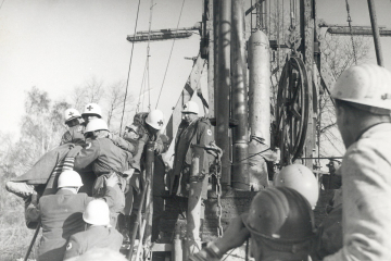 Das Foto zeigt einen Bergmann bei der Rettung mit der „Dahlbuschbombe“ nach dem Grubenunglück in Lengende im November 1963. Zum Schutz vor dem Sonnenlicht nach zwei Wochen Dunkelheit unter Tage trägt er eine Sonnenbrille