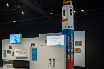 Ansicht eines Ausstellungsraumes mit dem Modell der Rettungskapsel „Fenix 2“ und Einbauten