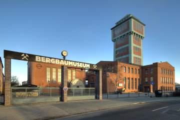 Die Außenansicht des Bergbaumuseums mit dem Förderturm