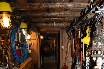 Blick in einen Strebausbau mit an den Wänden deponierten Sammlungsobjekten im Keller des Museums