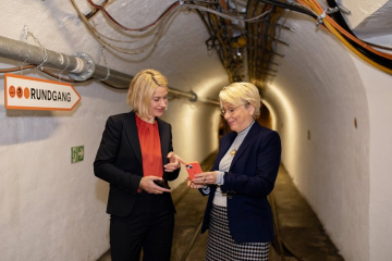 Prof. Dr. Sunhild Kleingärtner und Bärbel Bergerhoff-Wodopia stehen im Anschauungsbergwerk