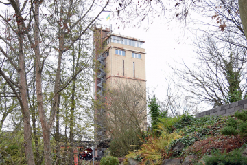 Das Foto zeigt eine Ansicht des Freigeländes des Museums und des ehemaligen Hindenburgturms.