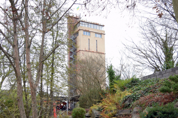 Blick auf den Hindenburgturm des Bergbaumuseums Bexbach