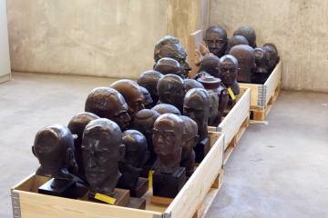 Blick in die Sammlung mit Kisten voller Porträtbüsten