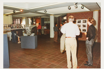 Modell einer großen technischen Vorrichtung im Bergbau zum Transport von Fördergut über den offenen Tagebau hinweg mit Teilnehmenden einer Ausstellungseröffnung im Deutschen Bergbau-Museum Bochum im Juli 1993