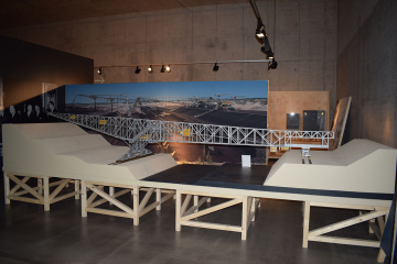 Modell einer großen technischen Vorrichtung im Bergbau zum Transport von Fördergut über den offenen Tagebau hinweg in einem Ausstellungsraum des Deutschen Bergbau-Museums Bochum während der Aufbauarbeit zu einer Sonderausstellung