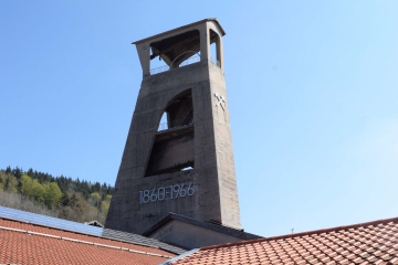 Blick auf das ehemalige Fördergerüst des Bergwerks in Hausham