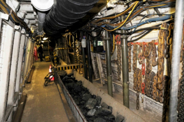 Eine mit Stützen und technischem Gerät versehene Strecke im Anschauungsbergwerk