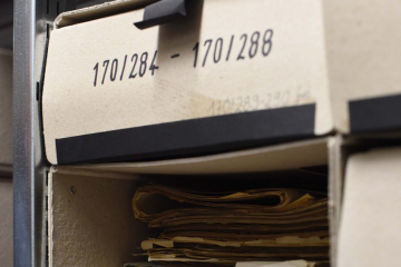 Blick in einen geöffneten Archivkarton mit Akten