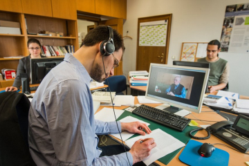 Die Mitarbeiterinnen und Mitarbeiter des Projekt bei ihrer Arbeit in ihrem Büro