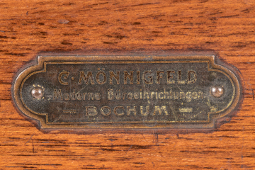 Metallschild mit dem Namen des Händlers „C. Mönningfeld, Moderne Büroeinrichtungen, Bochum“