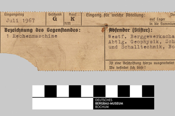 Kleiner Zettel aus grauem Papier mit wenigen Angaben zum Objekt