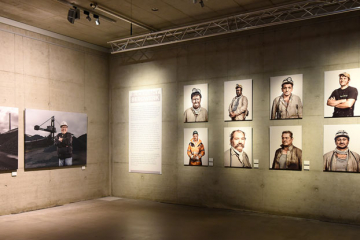 Zu sehen sind eine Reihe von Ausstellungsfotos in einer Ecke der Ausstellung