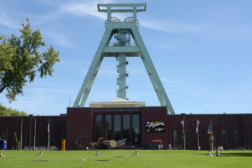 Aussenansicht des Deutschen Bergbau-Museums Bochum mit Fördergerüst